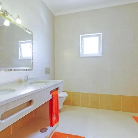 Sleeps 6 Pool Air Con Wifi *